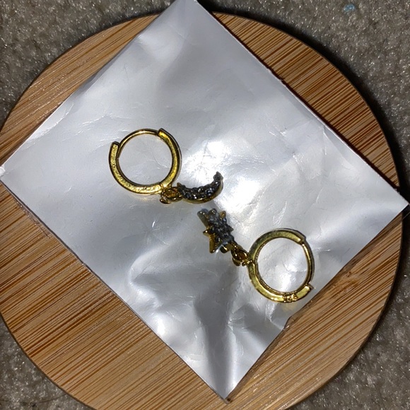 Moon and star dangly gold earrings - Picture 2 of 2